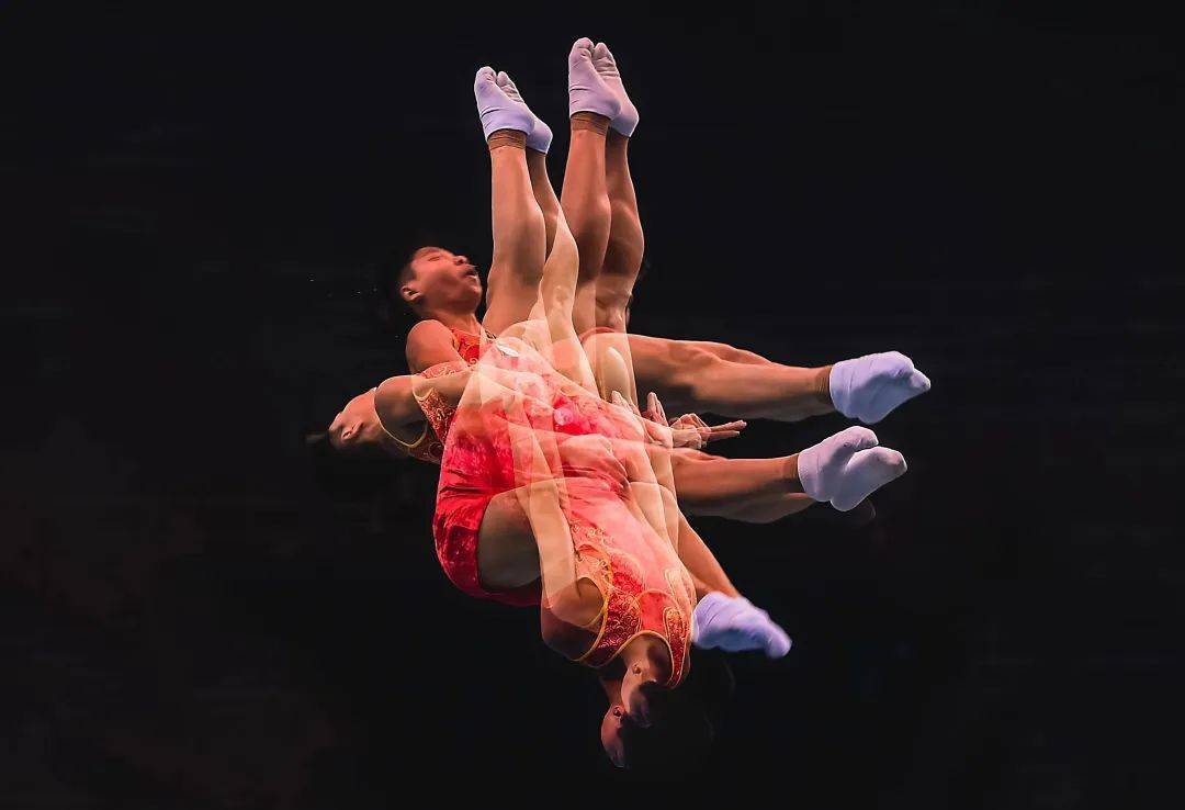 蹦床比赛竞争激烈，高难度动作引人瞩目