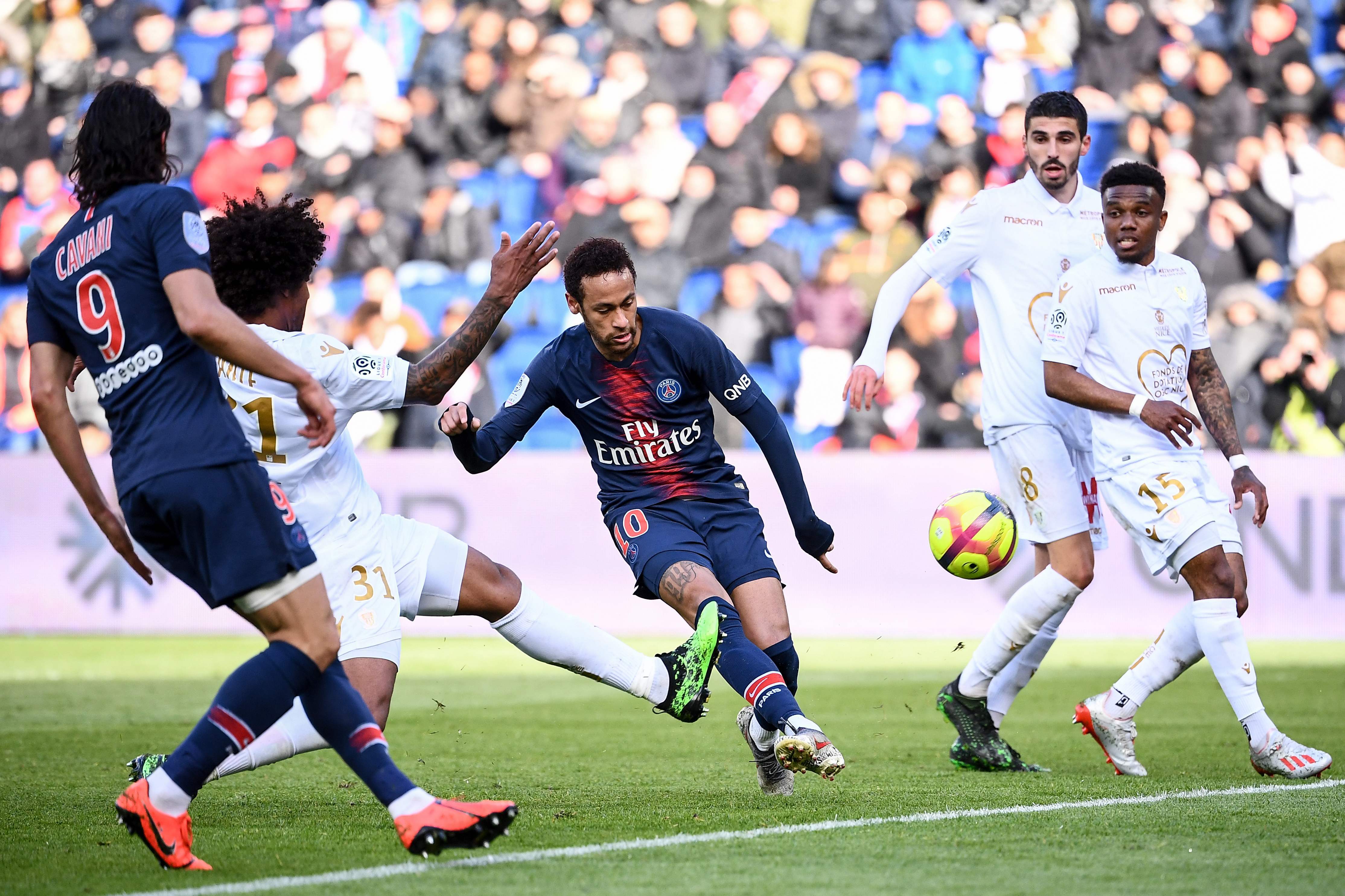 包含拜仁慕尼黑客场憾负，夺冠斗志不减的词条