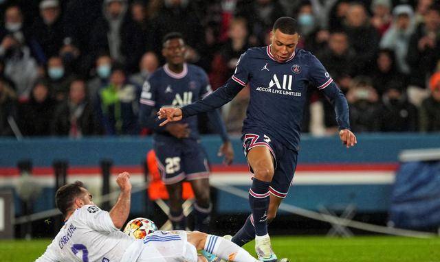 关于哈兰德赛前列队欢迎本泽马，尊重对手尽显风度！的信息