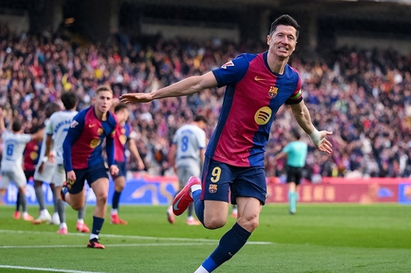  莱万多夫斯基在巴塞罗那比赛中精彩发挥，连败引发热议！